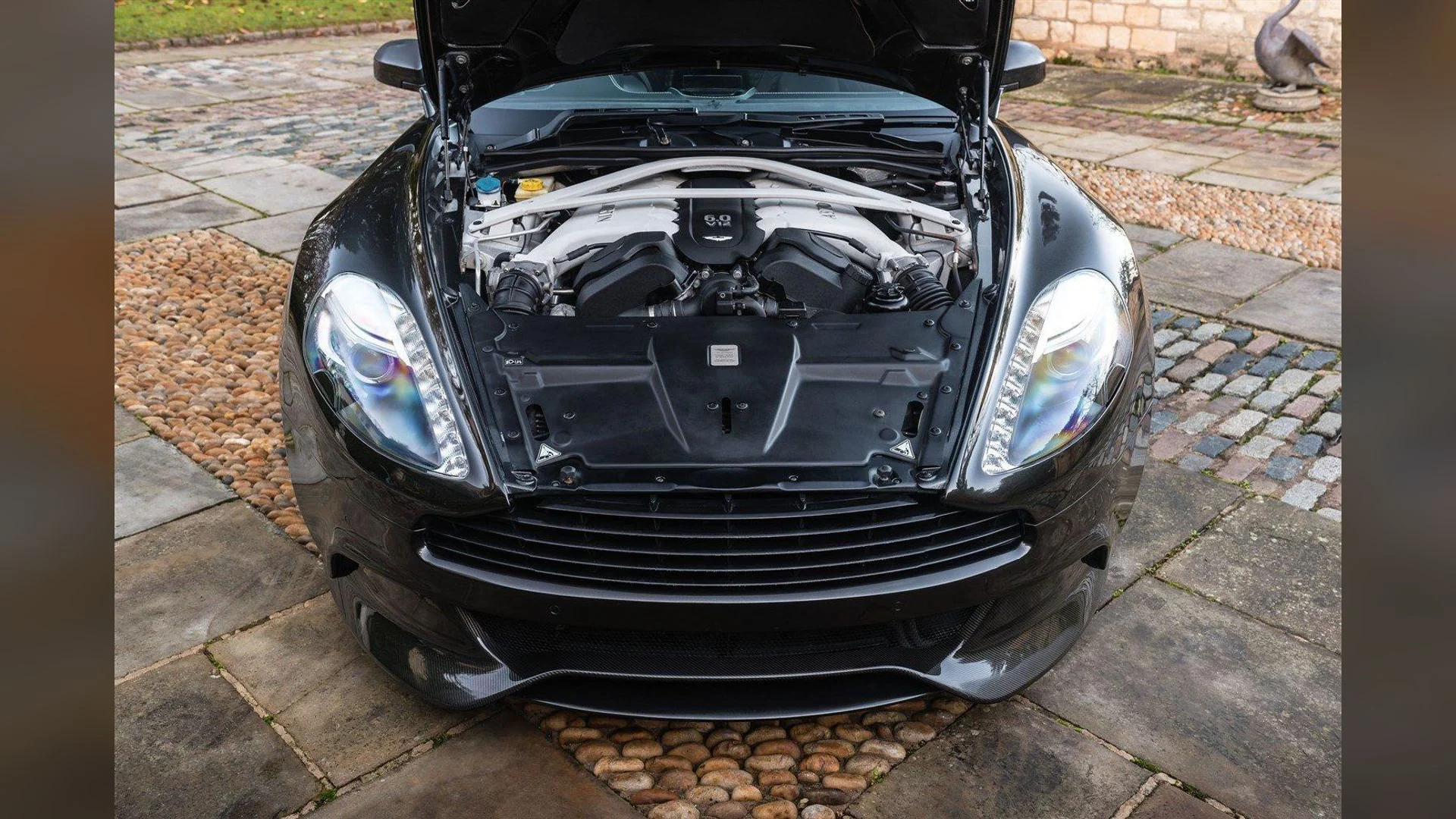 Bấm để xem toàn màn hình Aston Martin Vanquish V12 Engine Sound